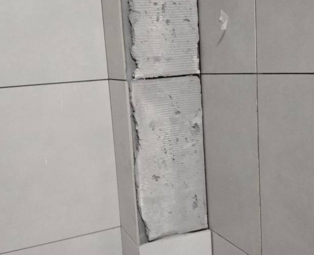 庄河瓷砖空鼓维修公司分享下瓷砖施工前基层浇水润湿程度不足，可能导致以下问题