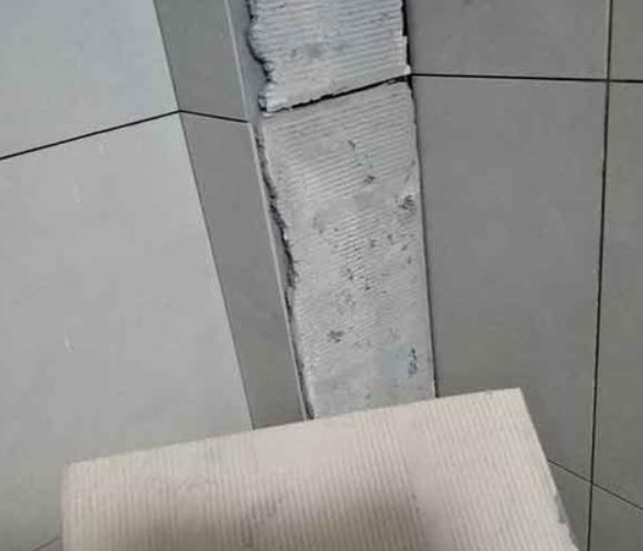 庄河瓷砖空鼓维修公司分享下厨房瓷砖脱落的补救措施。